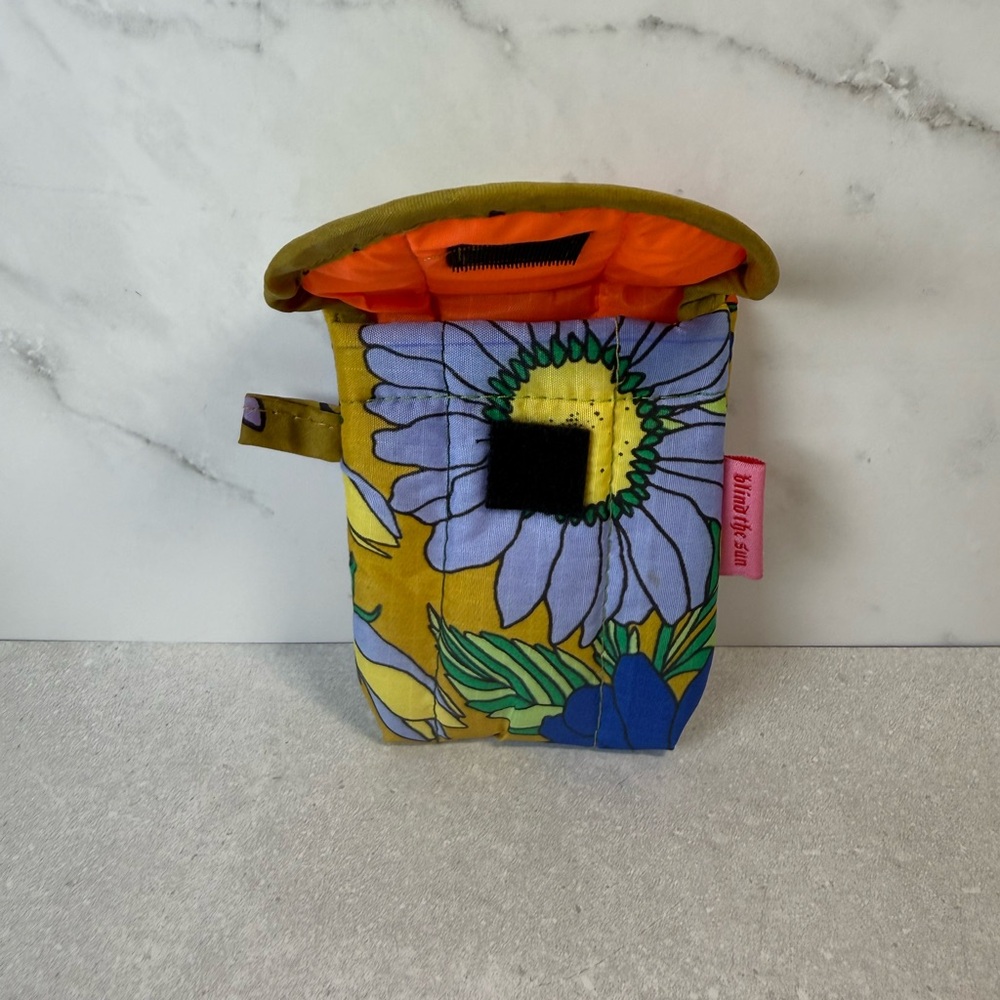 NWOT Baggu Floral Wallpaper AirPod Sleeve - Picture 3 of 3
